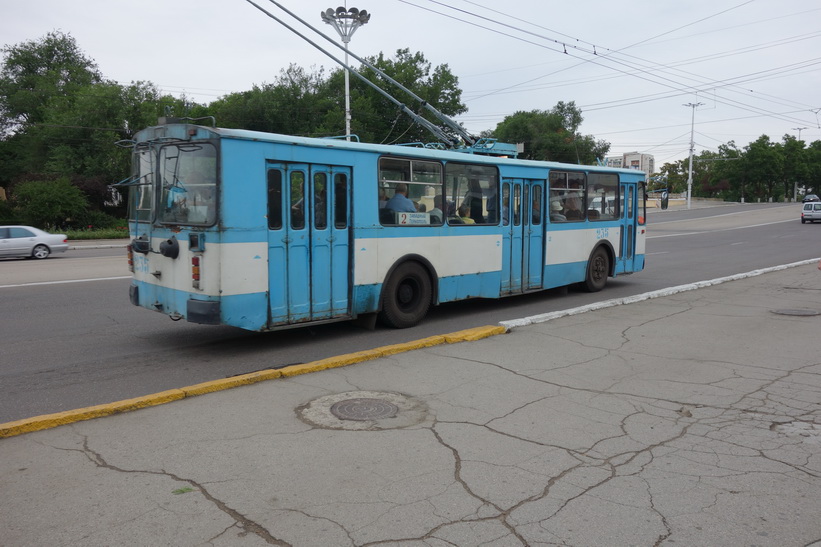 Trådbuss längs Strada 25 Octombrie, Tiraspol.