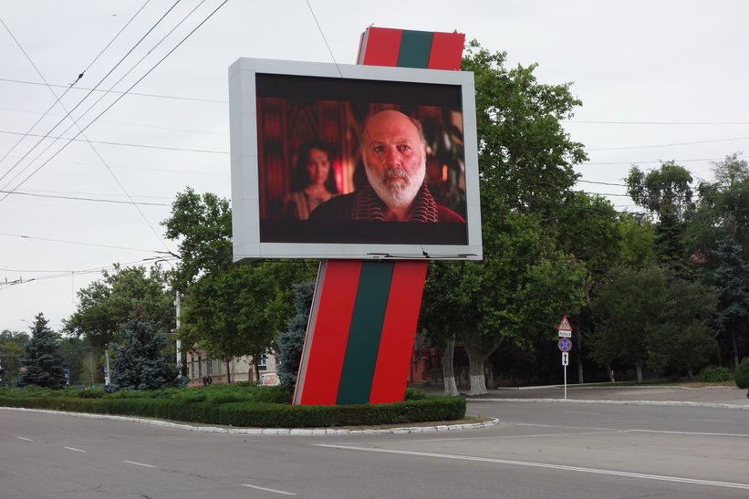 Ytterligare en tv-skärm längs Strada 25 Octombrie, Tiraspol.