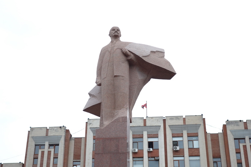 Lenin framför presidentpalatset i Tiraspol. Här hade jag fått höra att man skall vara försiktig med att fotografera. En del utlänningar har blivit avhysta från området när dom har fotograferat presidentpalatset.