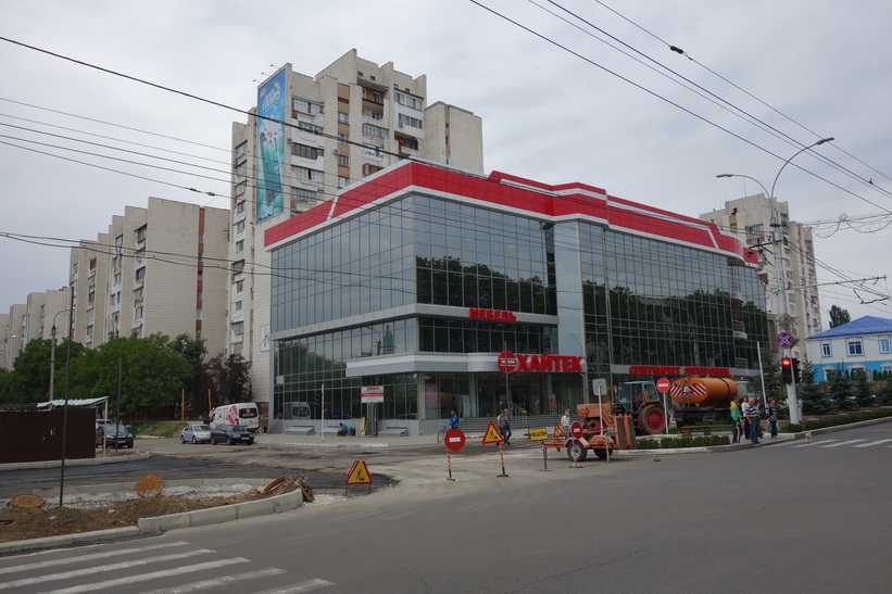 Modernt shoppingcenter längs Strada 25 Octombrie, Tiraspol.