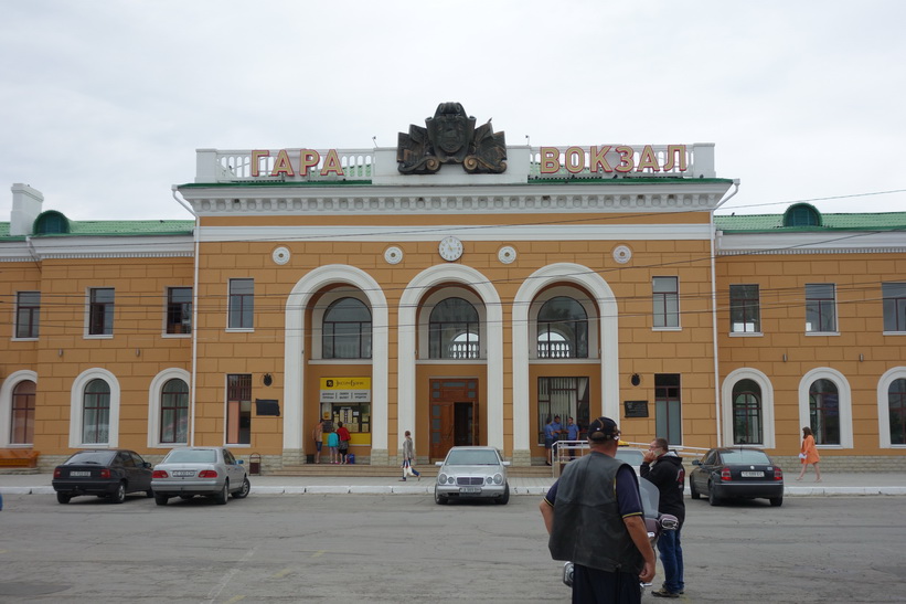 Tågstationsbyggnaden i Tiraspol. Utanför tågstationen är busstationen.