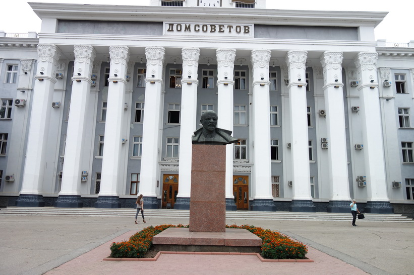 Lenin framför House of Soviets-byggnaden, Tiraspol.