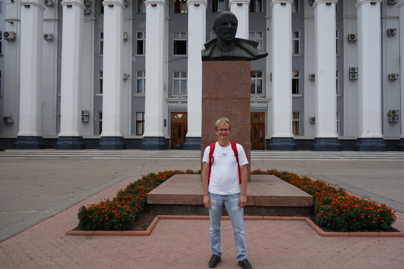 Stefan och Lenin framför House of Soviets-byggnaden, Tiraspol.