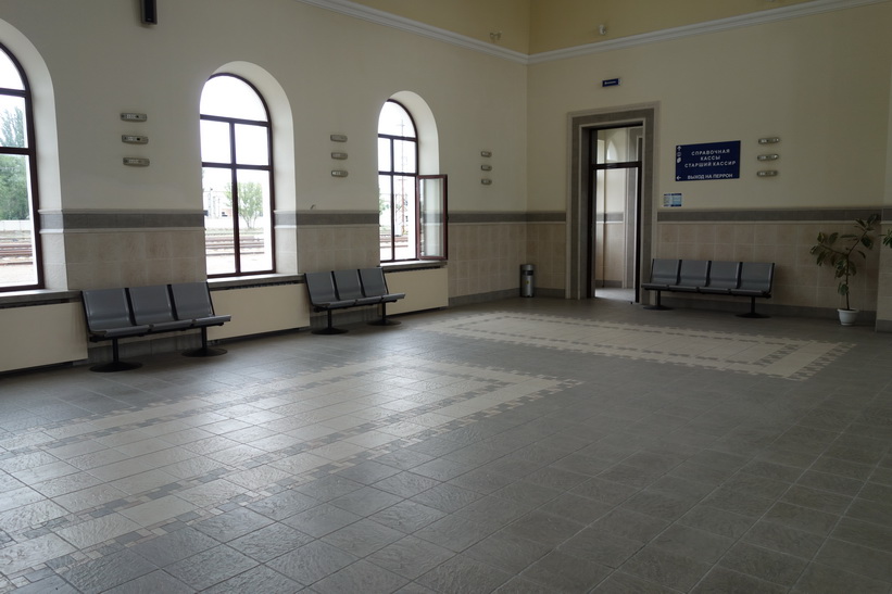 Inte många människor på tågstationen i Tiraspol mitt på dagen en vanlig vardag!