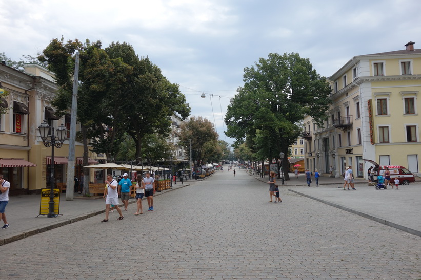 Deribasovskaya street tidigt på morgonen, Odessa.