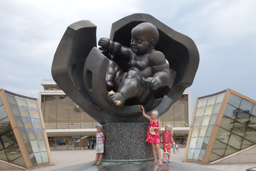 The golden child statue, hamnen i Odessa.