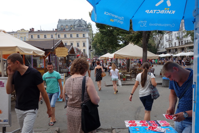 Deribasovskaya street mitt på dagen, Odessa.