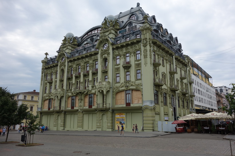 Fin arkitektur vid City Garden (jag bor i den gula byggnaden som skymtar till vänster i bild), Odessa.