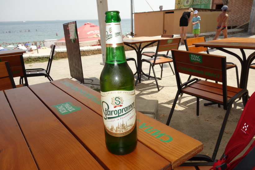 Det slinker ner en och annan öl sådana här dagar. Staropramen är klass. Stranden i Odessa.