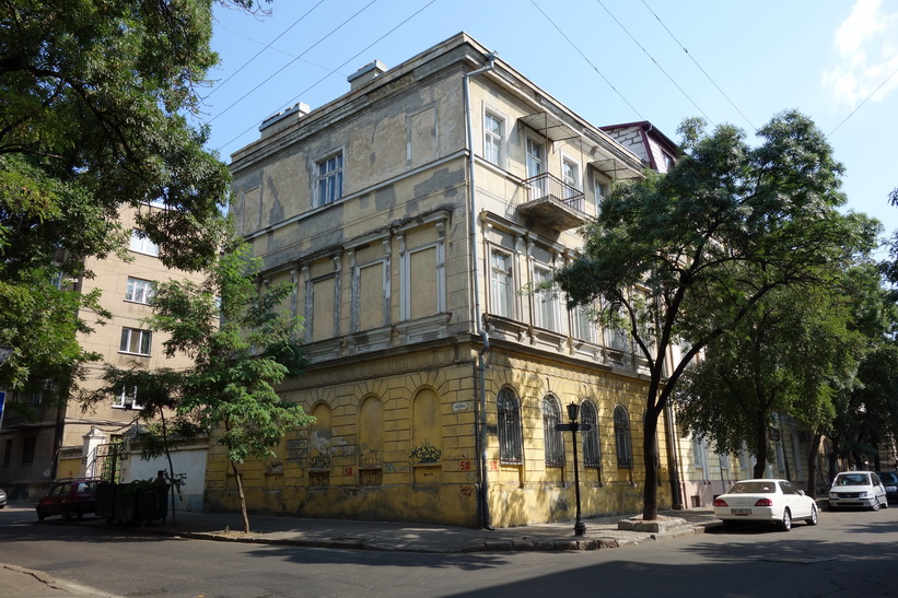 Gammal byggnad som behöver fasadrenovering, centrala Odessa.