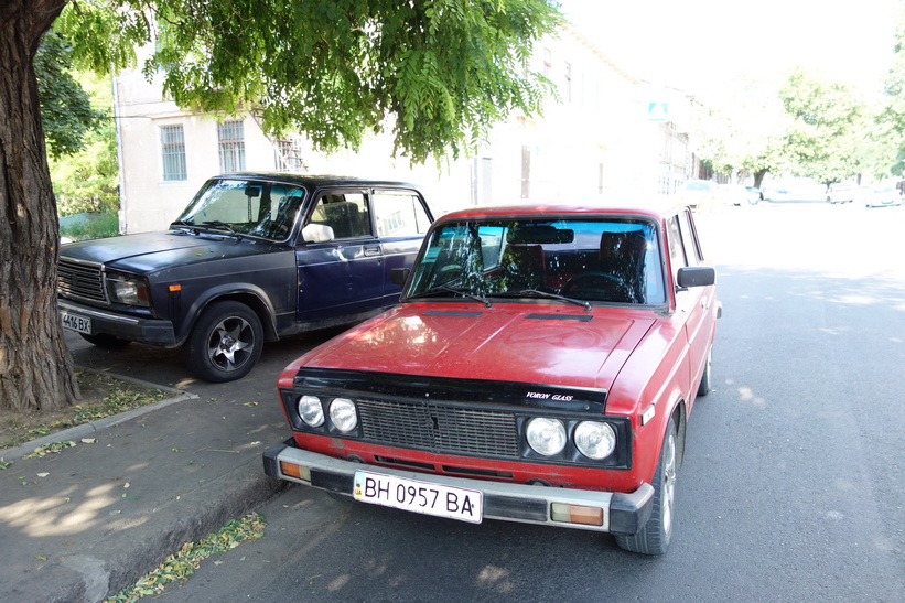 Två klassiska bilar av märket Lada, Odessa.