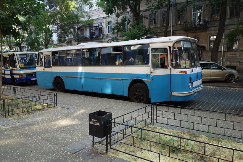 Mycket gammal buss i Odessa.