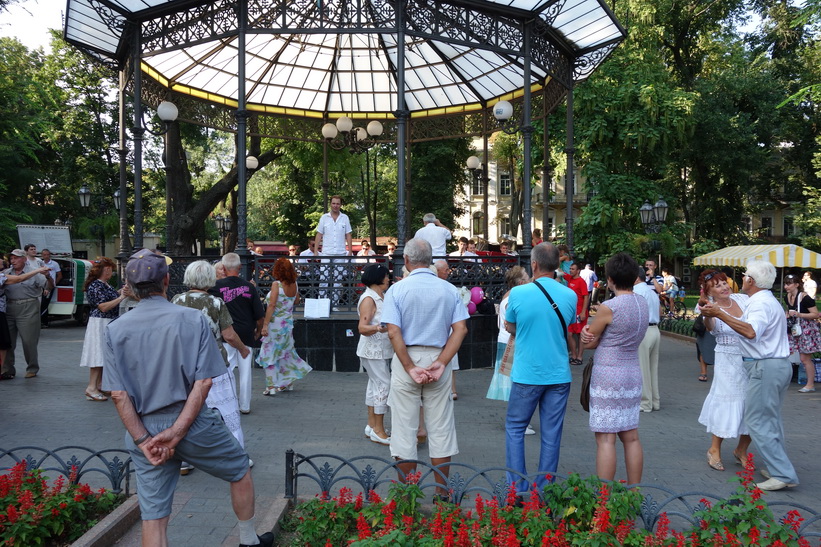 Livemusik och dans mitt i Odessa.