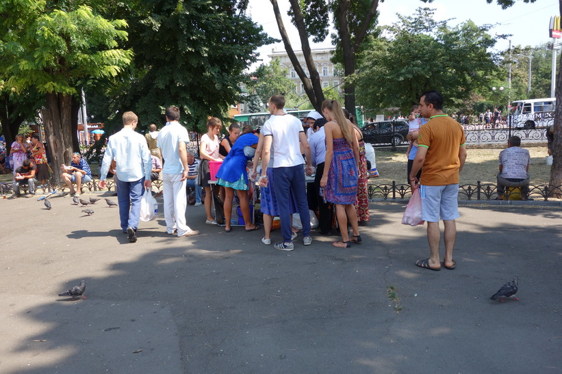 Utdelning av mat till fattiga i parken vid tågstationen, Odessa.