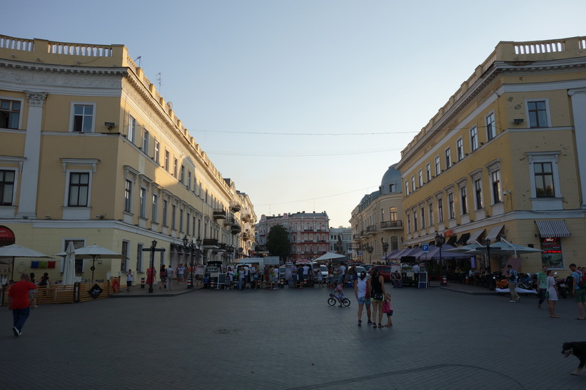 På torget vid toppen av Potemkin-trappan, Odessa.