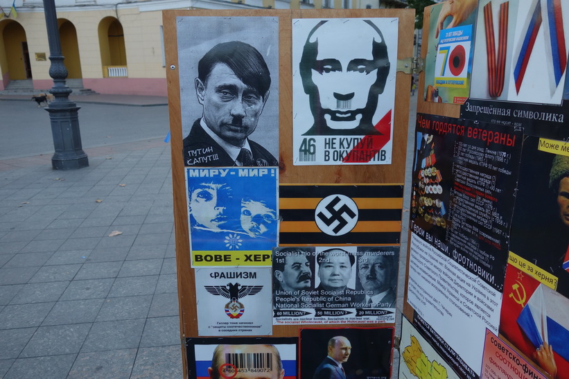 På torget vid toppen av Potemkin-trappan, Odessa. Inga snälla ord mot Putin som jämförs med Stalin, Mao och Hitler.