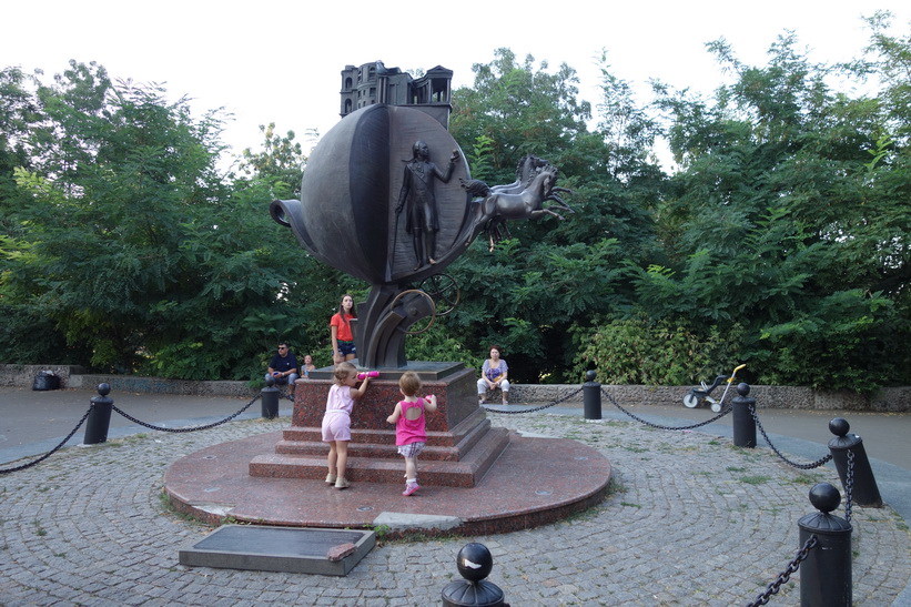 Ett av många monument i centrala Odessa.