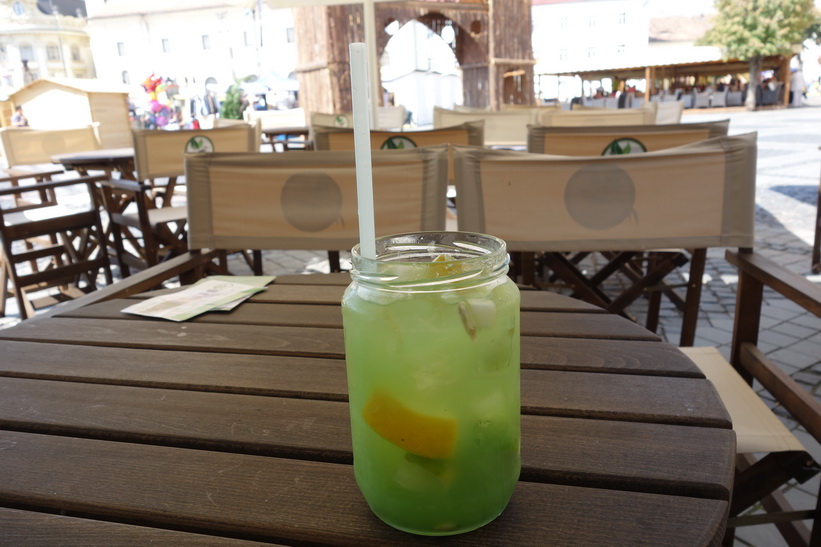 Otroligt god fruktdrink på Piata Mare, Sibiu.