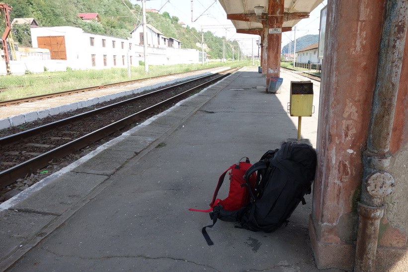 Ensam på stationen i Sighișoara. Inför tågresan mellan Sighișoara och Sibiu.