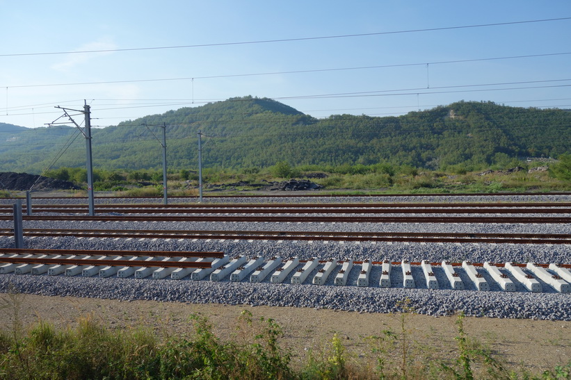 Bygge av ny räls. Tågresan mellan Sighișoara och Sibiu.