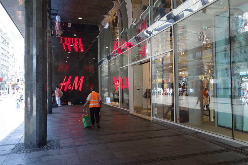 H&M har en jättebutik längs Knez Mihailova, gågatan i Belgrad.