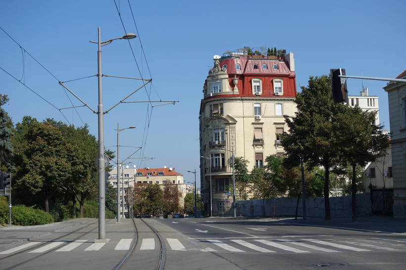 Gatuscen gamla staden i Belgrad.