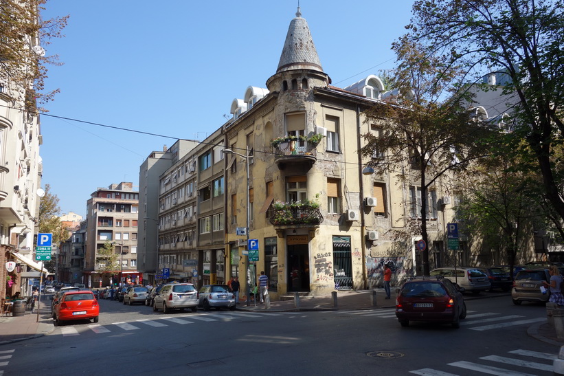 Gatuscen gamla staden i Belgrad.