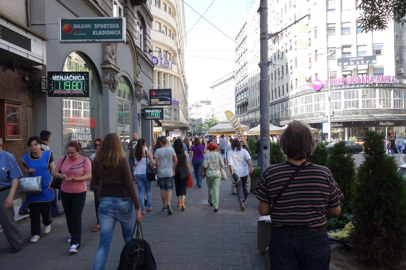 Folkvimmel längs gatan Terazije, Belgrad.