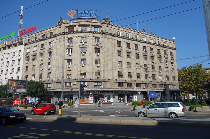 Gammal kommunistarkitektur längs gatan Terazije i centrala Belgrad.