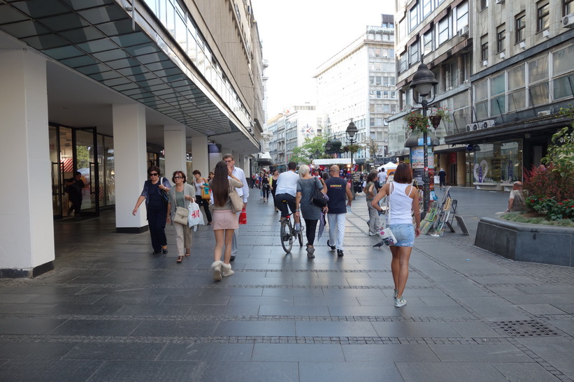 Folkvimmel längs gatan Terazije, Belgrad.