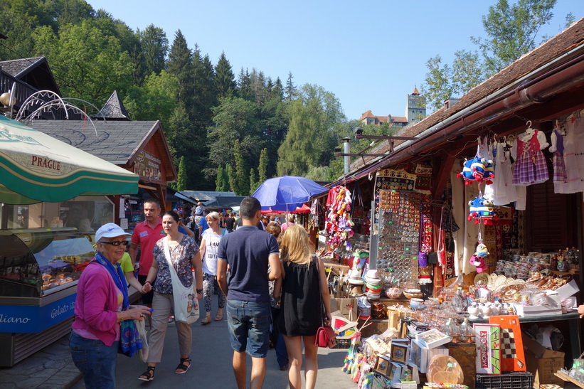 Souvenirstånd på vägen till Bran castle.