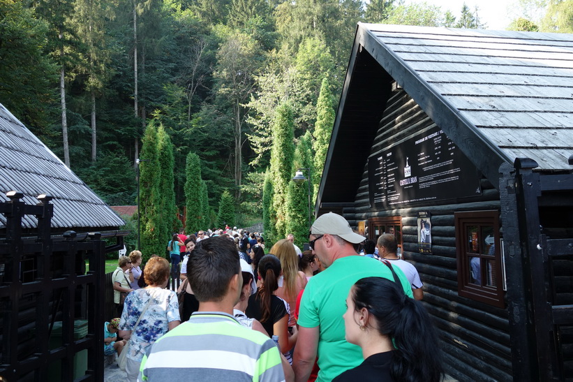 Kön ringlade lång för köp av entrébiljetter till Bran Castle.