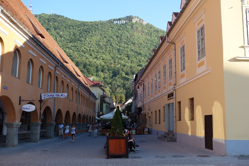 Mina första intryck av staden Brașov är mycket positiva. Bilden föreställer Mount Tampa.