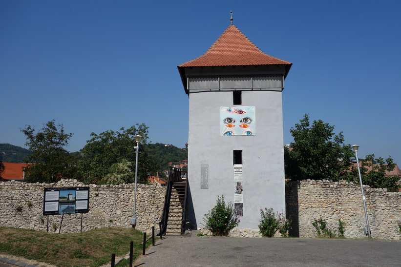 Ett av många torn längs ringmuren i Brașov.