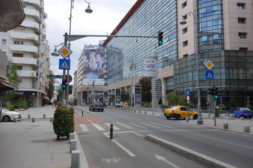 Gatuscen längs Calea Victoriei, Bukarest.