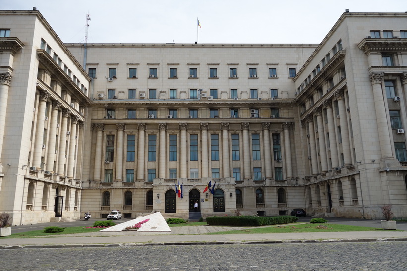 Det forna kommunisthögkvarteret, Piata Revoluției, Bukarest. På terrassen höll Ceauşescu sitt sista tal och fick sedan fly med helikopter från byggnadens tak.