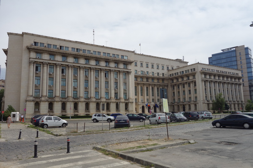 Det forna kommunisthögkvarteret, Piata Revoluției, Bukarest. På terrassen höll Ceauşescu sitt sista tal och fick sedan fly med helikopter från byggnadens tak.