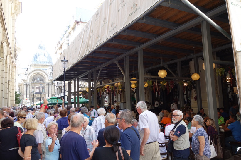 I väntan på bord på omåttligt populära restaurang Caru' cu Bere, gamla staden, Bukarest.