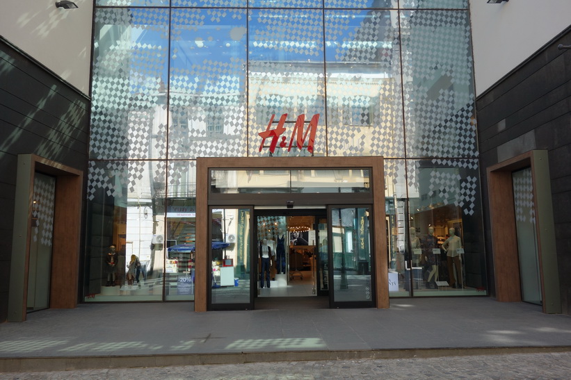 H&M finns representerat i gamla staden, Bukarest.