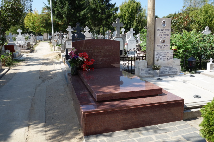 Paret Ceaușescus grav, Ghencea cemetery, Bukarest.