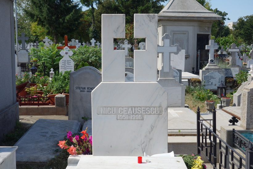 Playboysonen Nico Ceaușescus grav, Ghencea cemetery, Bukarest.