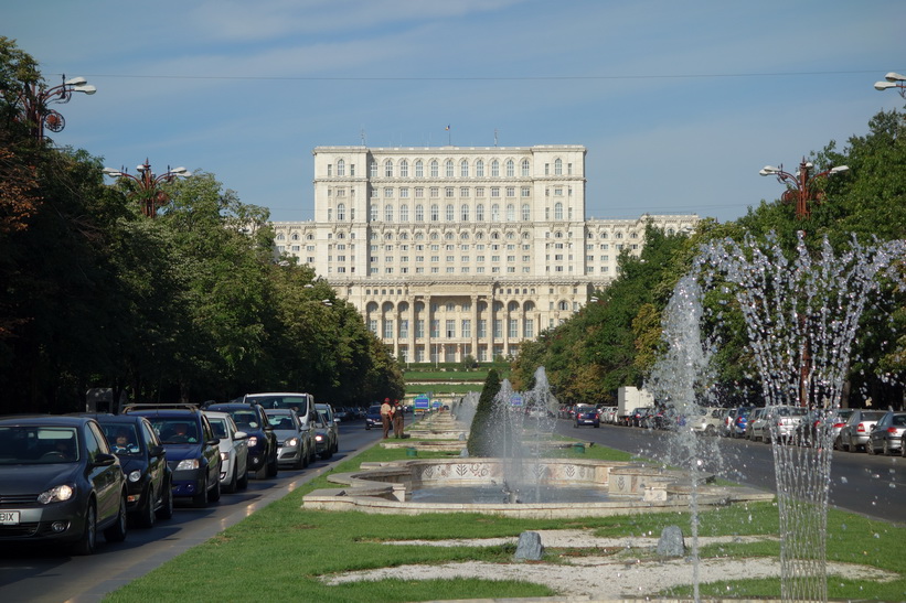 Fontänerna längs Uniriiboulevarden med presidentpalatset i bakgrunden. 41 stycken till antalet. En för varje region i Rumänien.
