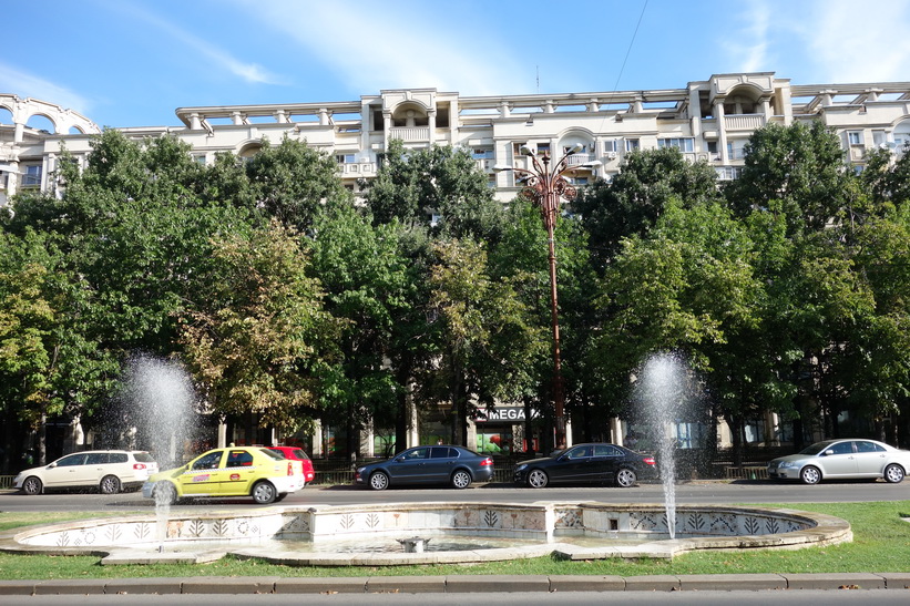 Byggnader längs Uniriiboulevarden, Bukarest. Hela kvarter uppfördes som skulle likna stadsbilden i Pyongyang i Nordkorea.