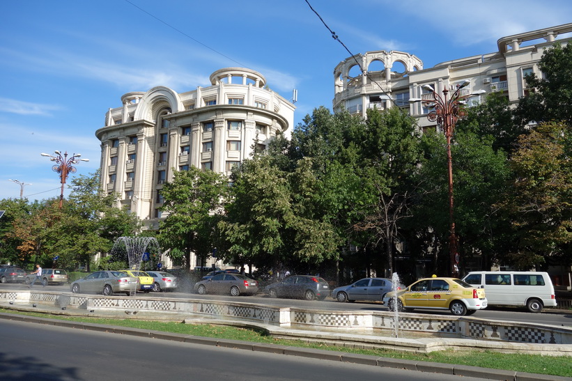 Byggnader längs Uniriiboulevarden, Bukarest. Hela kvarter uppfördes som skulle likna stadsbilden i Pyongyang i Nordkorea.