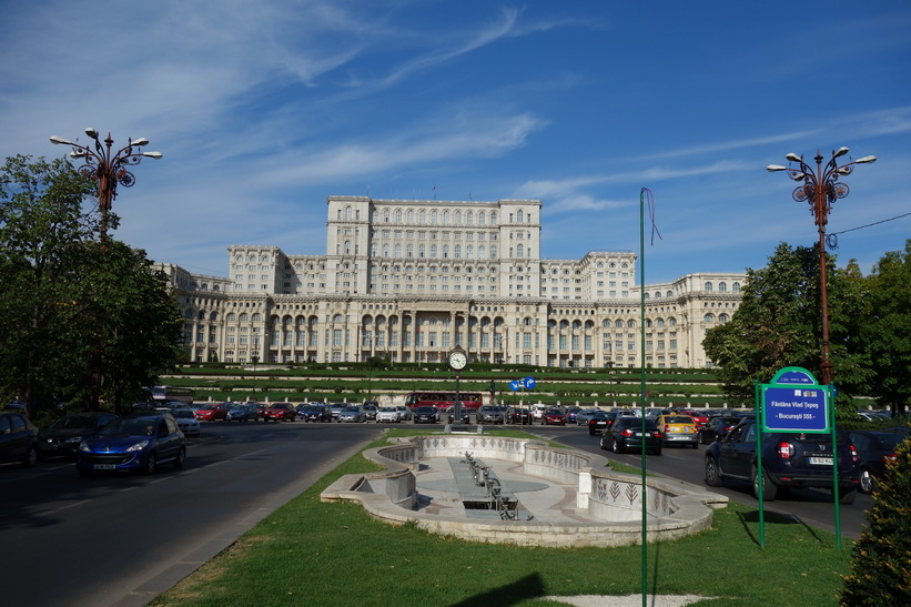 Presidentpalatset i Bukarest fotograferad i början av den 3500 meter långa Uniriiboulevarden. Uniriiboulevarden skulle vara Rumäniens svar på Paris's Avenue des Champs-Élysées fast en meter bredare, något som var viktigt för Ceaușescu.