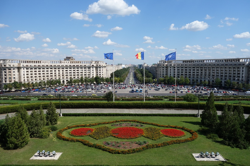 Foto över den 3500 meter långa Uniriiboulevarden från palatsets terrass, presidentpalatset, Bukarest.