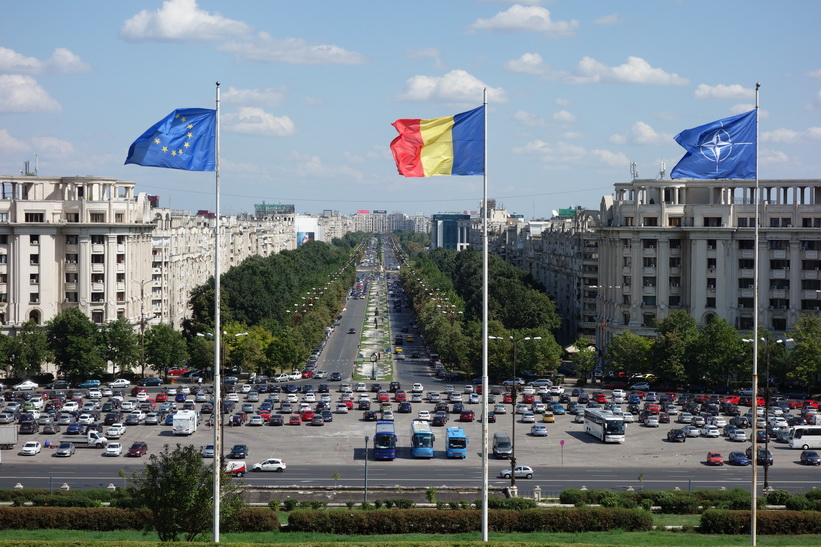 Foto över den 3500 meter långa Uniriiboulevarden från palatsets terrass. Byggnaderna kring boulevarden och torget tillhörde samma projekt som bygget av palatset, presidentpalatset, Bukarest.