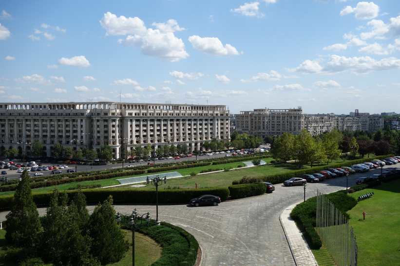 Idén till projeket med den nya stadsdelen hade Ceaucesco fått från sitt besök i Nordkorea 1971, presidentpalatset, Bukarest.