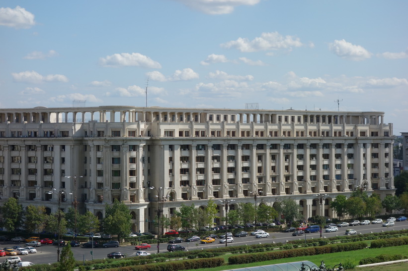 Idén till projeket med den nya stadsdelen hade Ceaucesco fått från sitt besök i Nordkorea 1971, presidentpalatset, Bukarest.