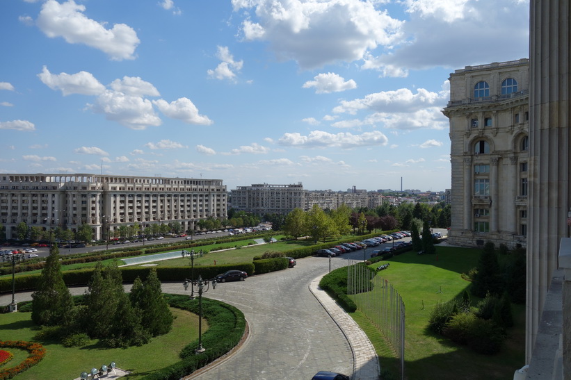 Idén till projeket med den nya stadsdelen hade Ceaucesco fått från sitt besök i Nordkorea 1971, presidentpalatset, Bukarest.